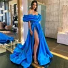 Blaue sexy Dubai-Arabisch-Abschlussballkleider, schulterfrei, seitlich geteilt, Rüschen, Falten, bodenlang, Satin, Robe De Soiree, formelle Abendkleider, Promi-Kleid