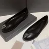 Designer-Kleiderschuhe Frühling und Herbst 100% authentisches Rindsleder Metal Skull Mode Damen Schwarz Flacher Bootsschuh Lady Leder Trample Lazy Loafers Große Größe 34-42 Mit Box