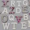 26個の英語の手紙ラインストーンのアップリケ服のための真珠の文字パッチラインストーンのバッジDIYジーンズの衣服アクセサリー