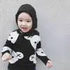 Baby boys flicka kläder söt tecknad film stickning mode barn svart vit björn sweater cardigan barn kappa 210429