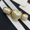 2021 Berühmte Marke Modeschmuck Frauen Kupferfarbe Europa Vintage Heart Pearls Design Haarnadel Geschenke für Mädchen