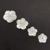 Andere Hohe Qualität 1 STÜCKE Natürliche geschnitzte Mutter der Perlmutt Weiße Blume Shell Perlen für DIY Mode Ohrringe Schmuck Erkenntnisse