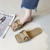 TX002 Moda de verano Personalidad Cabeza cuadrada Sandalias de mujer Zapatillas Cuero de PU + Metal para usar al aire libre Chanclas de fondo plano por mar