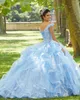 Céu claro azul frisado vestido de baile quinceanera vestidos de renda lantejoulas fora do ombro vestidos de baile em camadas varredura trem tule doce 15 ma8454102
