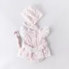 Baby tjejer kläder söt rosa spets romper sommar spädbarn barn flygande ärm märke jumpsuits + lock prinsessa outfits 210429