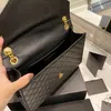 Luxurys Designer Ladies Messenger Bag Simple Fashion Black مبطن المحافظ للنساء حقائب كتف حقائب يد بمشبك برفرف سلسلة جلدية ناعمة Cros