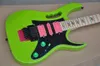 Guitare électrique à manche en érable à corps vert avec micros HSH, matériel noir, peut être personnalisée