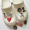 100pcslot dessin animé PVC Charms Accessoires Chaussures de bricolage Décoration pour Croc Jibz Kids Faven