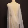 bruid wikkelt jassen