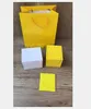 Titta på Yellow Boxes Square för lyxklockor Box Whit Booklet Card Taggar och papper på engelska Inv 16264p