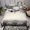 Höst vinter queen size bomull sängkläder uppsättningar brev tryckt 4 st Quilted Flat Sheet Två örngott Designer Home Commerter Duvet Cover