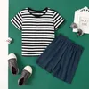 Sommerliches 2-teiliges Baby-/Kleinkindjungen-Set mit gestreiftem T-Shirt und einfarbigen Shorts 210528