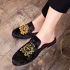 Män Half Luxury Royal Style Mules Slippers Velvet Broderi Loafers Fashion Casual Shoes
