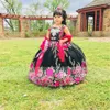 2022 Vintage Mexicano Meninas Pageant Vestidos Floral Applique Off Lace-Up Satin Flor Menina Vestido Para Casamento Quinceanera Mini