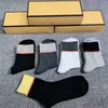 Erkekler Kadınlar İçin Klasik Mektup Çorap Çorap Moda Ayak Bileği Çorap Rahat Örme Pamuk Şeker Renkli Harfler Baskılı 5 Çift/grup Kutu İle Gel JQCS''gg''