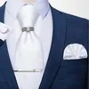 kol düğmeleri ve kravat klipsi