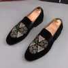 Ny stil italiensk män loafers broderi tofflor rökning slip-on skor lyx party bröllop svart sammet klänning skor män lägenheter m529