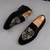 Nieuwe stijl Italiaanse mannen loafers borduurwerk slippers roken slip-on schoenen luxe partij bruiloft zwarte fluwelen jurk schoenen heren flats M529