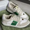 Screener sneaker beige Butter Vuile leren schoenen met vintage rode en groene webstreep Luxurys Designers Sneakers Tweekleurige rubberen zool Klassieke vrijetijdsschoen