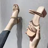 Sandálias Sandálias Quadrado dedo do pé de altos saltos de verão Slippers estreito faixa senhoras sapatos moda 2021 Novos dois vestindo slides femininos casuais