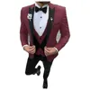 Костюм Homme Purple Party Мужские костюмы Мода пикированного отворота Groom Tuxedo (Blazer + брюки + жилет) Пользовательские формальные свадебные костюмы