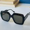 Kobiety okulary przeciwsłoneczne 1022S Moda Zakupy Big Square Black Frame Trendy Personality Temples Złote litery z gradientem łańcucha Color219b