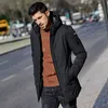 KUEGOU Cappotto invernale da uomo slim fashion vestiti caldi giacca imbottita Cappotto di media lunghezza nero XW-21606 210524