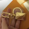 Hochwertiger goldfarbener Schlüsselanhänger mit Buchstaben, senden Sie ihn wie abgebildet in einer Geschenkbox. Personalisierter Schlüsselanhänger, schlichter, modischer Charm-Schlüsselanhänger für das beste Geschenk