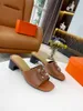 2021 Luxuoso designer mulheres chinelos top qualidade slide shoes de metal rebites verão flip flops de couro sandálias casuais bloco de calcanhar mula de praia