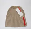 Nieuwe Winter Mannen Gebreide Muts Merk Warme Hoeden Designer gebreide Mutsen Katoen Casual Rode Kleuren Beanie Kerst Gift2308608