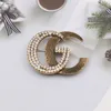 Plaqué Or 18 Carats Double Lettres Broche De Luxe Rétro Simple Personnalité Classique Marque Designer Broches Femmes Perle Strass Costume 290m