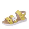 Sandaler 2023 sommar nya flickor Sandaler Kids Floral Sandaler med 3 blommor Princess Sweet For Wedding Party Dress Shoes Kids Sandaler 21-36 R230529