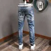 Italiensk mode män jeans retro ljusblå smal passform vintage designer rippade denim byxor högkvalitativa streetwear hip hop byxor