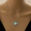 Сердце ожерелье мамы в темно -сине -зеленом флуоресцентном флуоресцентном ожерелье