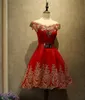 2021 Heimkehrkleider mit roten Blumenapplikationen und goldenem Gürtel, schulterfrei, mit Schnürung, kurzes Abschlussball-Party-Mini-Quinceanera-Kleid Damas