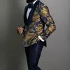 Guld Jacquard Män Passar Shawl Lapel Slim Fit Groom Tuxedo Man Fashion Prom Kostym Blazer Vest med byxor Mäns Blazers