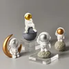 Home Decor Astronaut Figurines Spaceman met Maan Sculptuur Decoratieve Miniaturen Cosmonaut Standbeelden Gift voor Man Boyfriend 210811