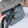 Klassisk Retro Sadel Handväskor Infoga Spänne Kvinnor Äkta Läderväska Skulder Messenger Flap Crossbody Väskor Strap Handväska