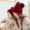 Mode Parent-enfant Pompon Bonnet Style De Noël Cap Double Boules Hiver Chaud Imitation Fourrure De Raton Laveur Bonnets Tricotés Rouge Noir Carreaux Extérieur Garder Au Chaud Bonnets Chapeau