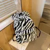 Padrão de vaca bonito mochilas de pelúcia para as mulheres pontocas de escola para adolescente meninas casuais mochila de viagem quente grandes bolsas fêmeas 1411 b3