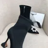 Амина Муадди Черный эластичный эластичный носок в стиле лодыжки сапоги Солнце Стук Стук Кубический каблук.
