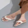 Tofflor mode kvinnor flip flops sälja väl temperament platt sandaler pläterad design hem för yttre slitage kvinna skor 220304