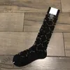 Strümpfe mit doppeltem G-Buchstaben, Gold- und Silberstickerei in Netzroten Socken