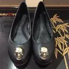 Designer-Kleiderschuhe Frühling und Herbst 100% authentisches Rindsleder Metal Skull Mode Damen Schwarz Flacher Bootsschuh Lady Leder Trample Lazy Loafers Große Größe 34-42 Mit Box