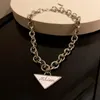 Hängsmycke Halsband 2021 Europa och Amerika Triangle Big Chain Trendy Personlighet Metall Charm för Kvinnor Mode Smycken Party Present