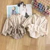 Edizione coreana per ragazze Set di due capi di abbigliamento all'ingrosso Papillon Camicia a maniche lunghe floreale Triangolo Crawler Bretelle Culottes Un bel regalo di compleanno per ragazza