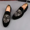 Ny stil italiensk män loafers broderi tofflor rökning slip-on skor lyx party bröllop svart sammet klänning skor män lägenheter m529