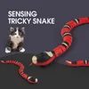 Smart Sensing Cat Toys Interactive Automatische ELETRONISCHE SNAKE-TEASER-Innenspielkätzchen-Spielzeug USB-Wiederaufladbar für S 211026