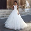 A-Line Flor-Length Jewel Ball Gowns Bröllopsklänning Lace Applique Garden Beach Bröllopklänningar med Svarta Sashes Backless Vestidos de Noiva