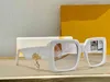 La scatola degli occhiali da sole firmati 2021 mostra un viso piccolo, rete pendente anti ultravioletti Rossa dello stesso tipo